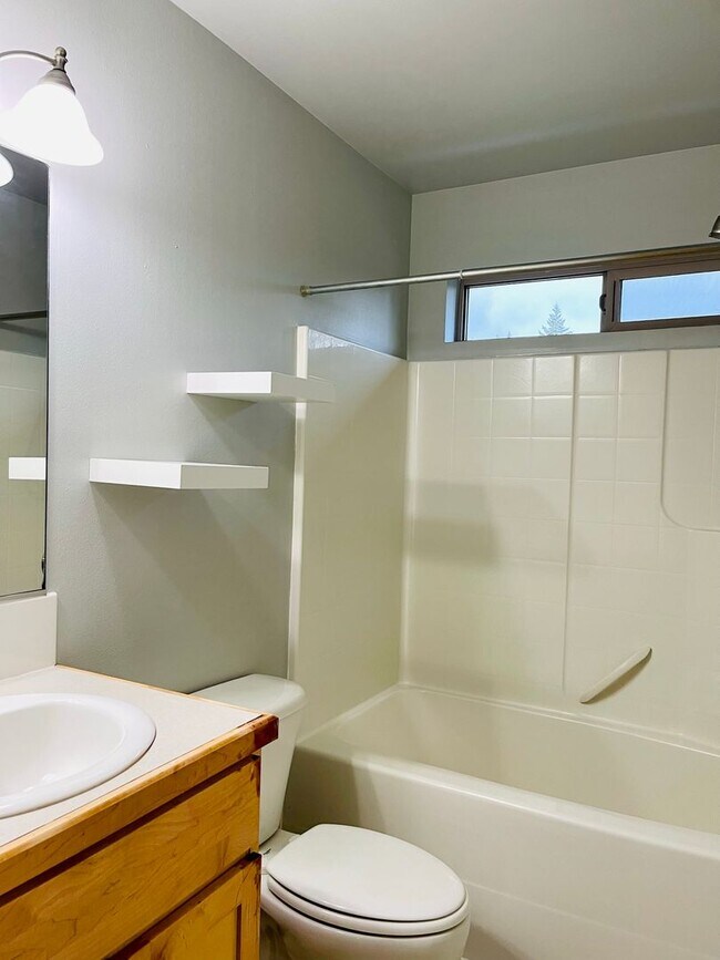 Building Photo - In town Poulsbo...close to everything! Bri...