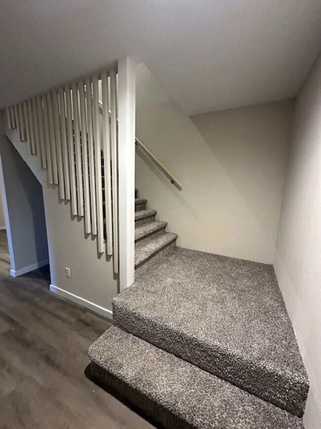 Building Photo - 5 Bed 3 Bath Springfield, MO