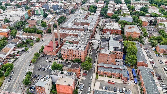 Building Photo - 187 Wayne St