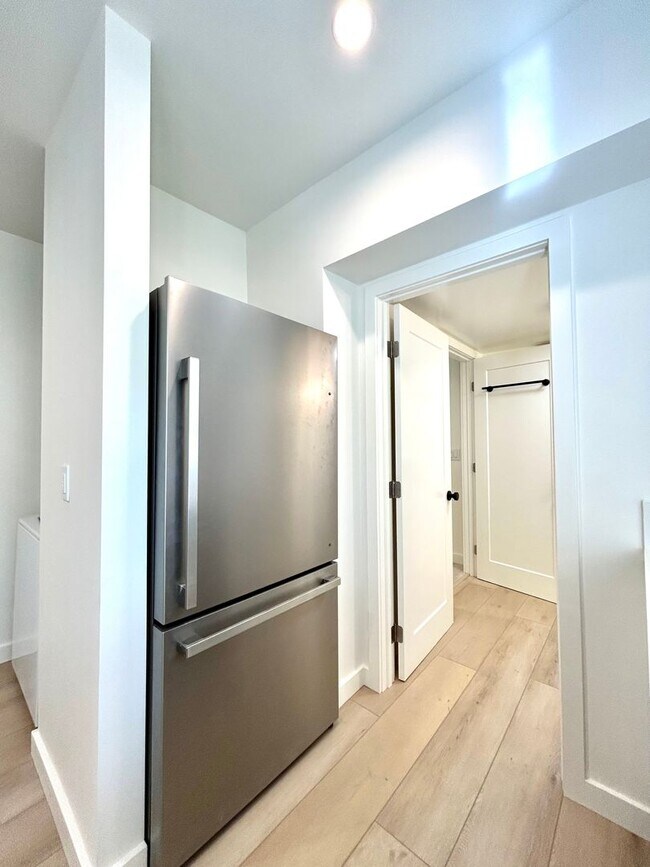 Building Photo - 3 Bed/1 Bath - Downtown Santa Barbara