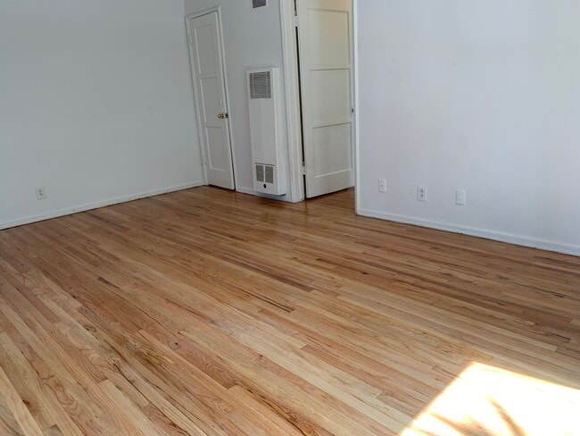 Building Photo - 408 N Doheny Dr