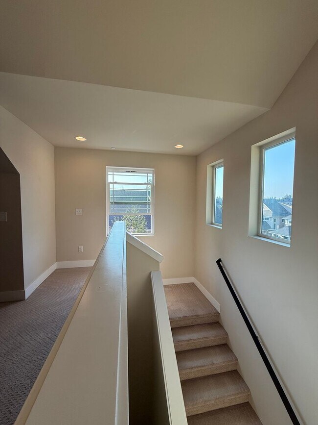 Building Photo - Modern 4 Bed, 3.5 Bath Lynnwood Home – Pri...
