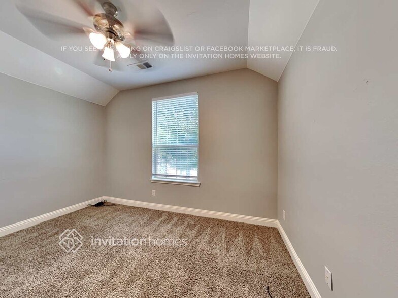Building Photo - 1304 Roadrunner Dr