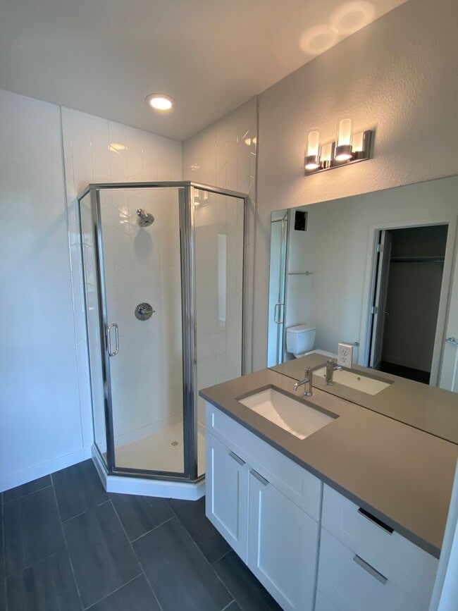 Building Photo - Luxury Townhome - 3 Bed 3.5 Bath at Overlo...