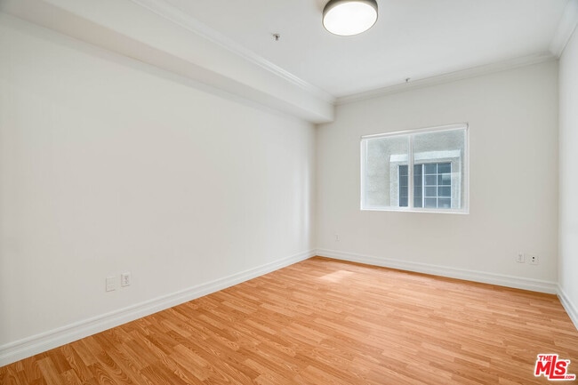 Building Photo - 2335 S Bentley Ave