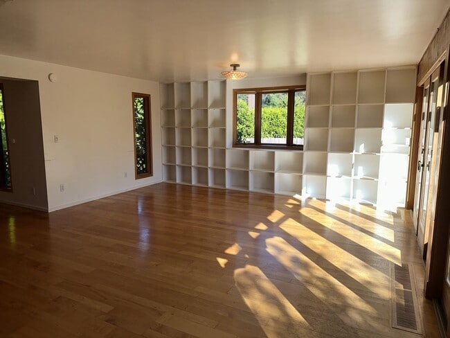 Building Photo - 2000+ sf home is in a great location, pet ...