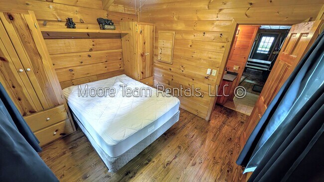 Building Photo - 1/1 Cabin w/ Loft in Small Community