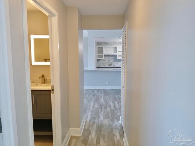 Building Photo - 825 Bayshore Dr