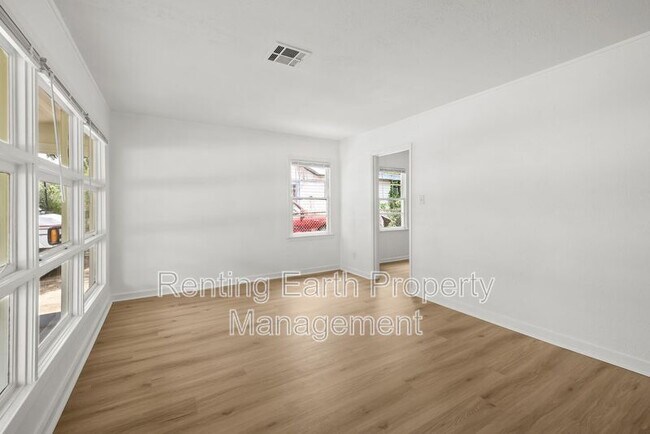 Building Photo - 4014 Chelsea Dr
