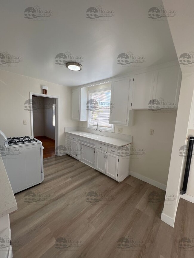 Building Photo - Single Story 3 BD/1BA Home with 2 Car Garage!