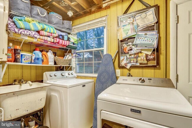 Building Photo - 1048 Dalebrook Dr