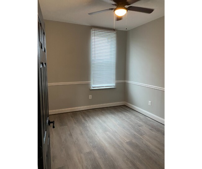 Interior Photo - 837 North Fulton Avenue