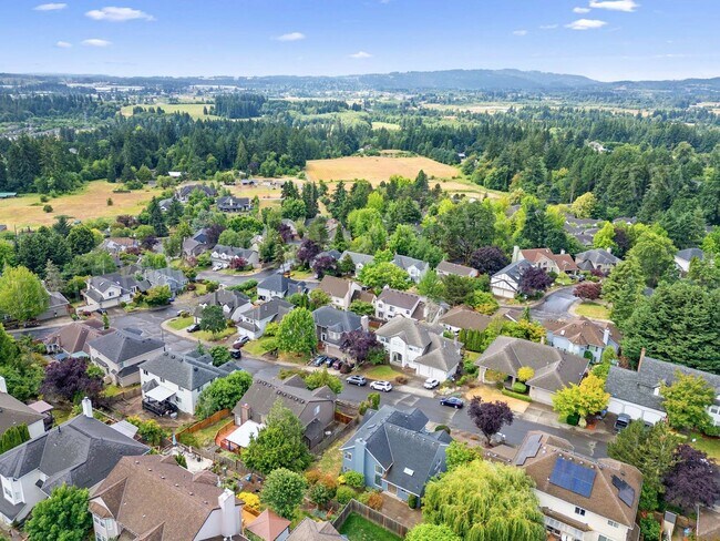Building Photo - 4+ Bedroom Tigard Home With a Beautiful Vi...