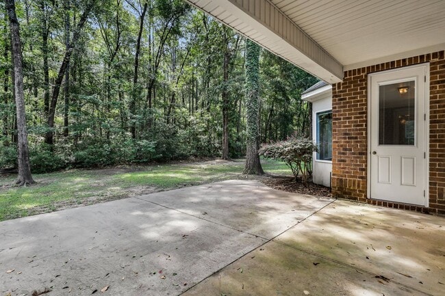 Building Photo - AVAILABLE LATE JULY 2025 (PET FRIENDLY)