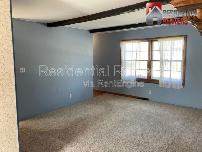 Building Photo - 257 S Regis Rd