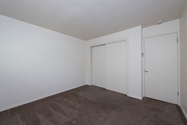 Building Photo - Amazing 2bed/1bath Apartment w/ Covered Parking in Redmond!