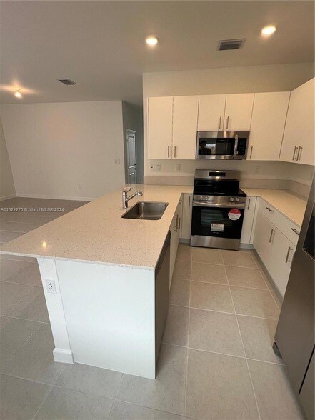 Building Photo - 714 SE 13th Ct