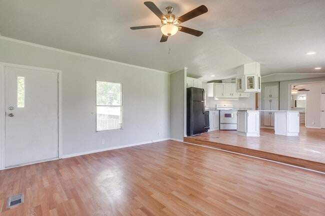Building Photo - 149 Valley Meadows Dr