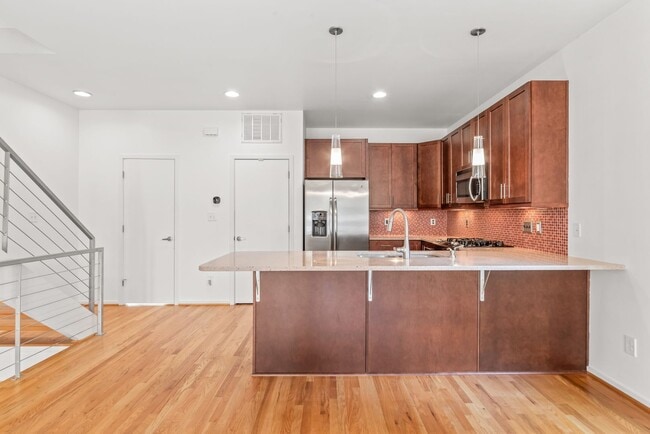 Building Photo - 3 Bedroom Townhome W/ Uptown Views