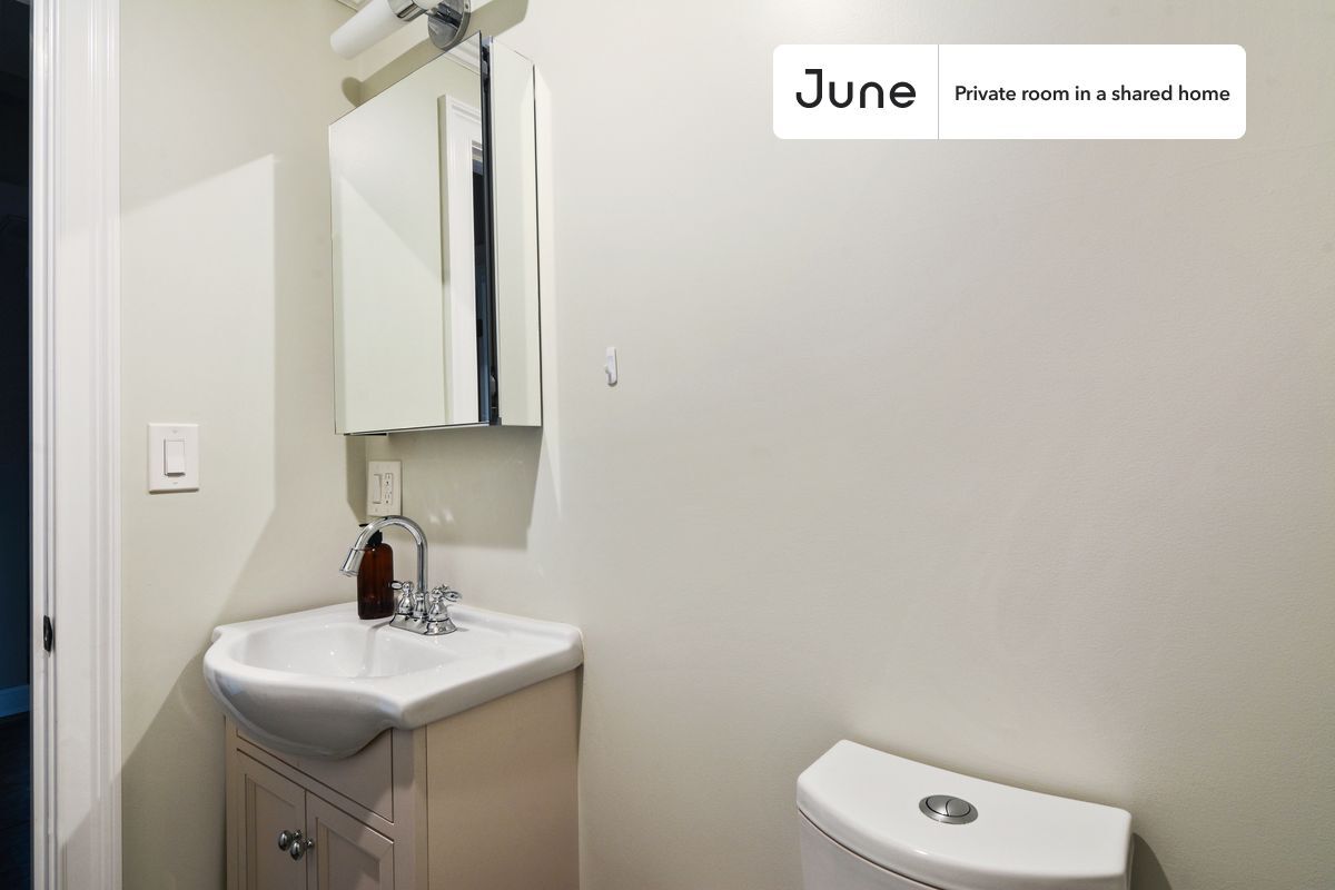 Building Photo - Room in Shared 5 bed/1.5 bath home