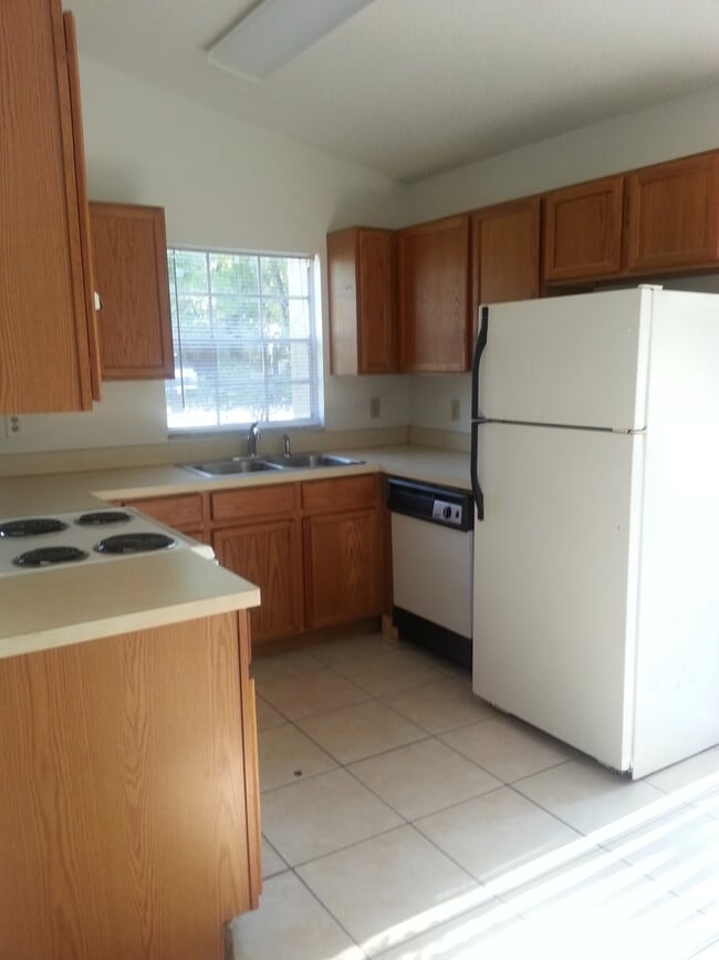 Building Photo - CUTE AFFORDABLE 2/2 DUPLEX off Michigan!