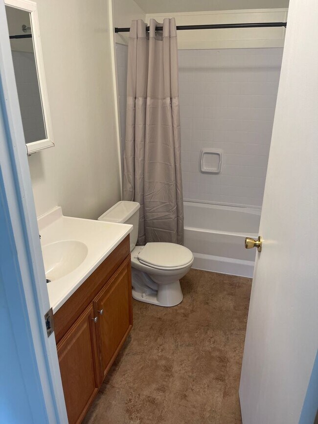 Building Photo - 3 Bed 2 Bath Home on Property Available for Lease