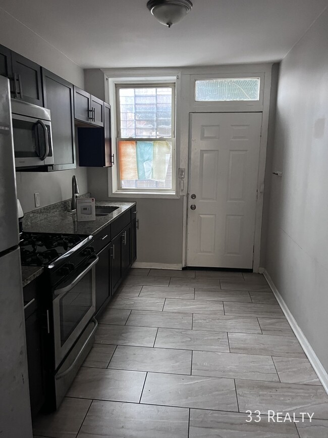 Primary Photo - 2 Bed 1 Bath With Central Heat / Stainless...