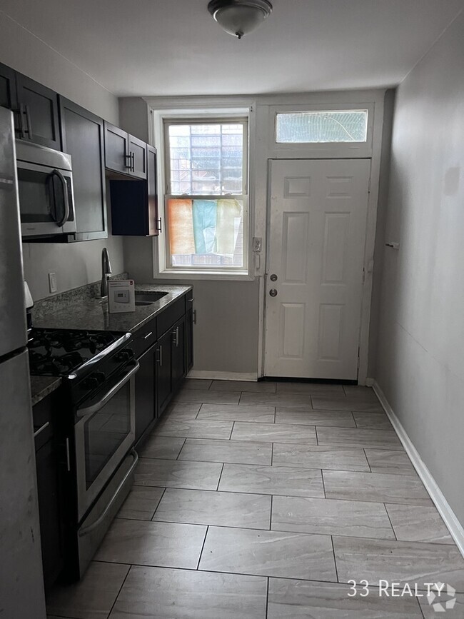 Building Photo - 2 Bed 1 Bath With Central Heat / Stainless...