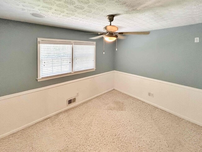 Building Photo - Spacious 3 BR/2 BA Duplex in Austell!