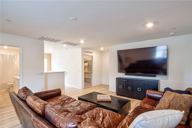 Building Photo - 33063 Table Rock Dr