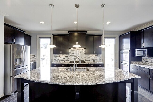 Building Photo - 3 Bed 4.5 Bath - Silver Spring Townhouse i...