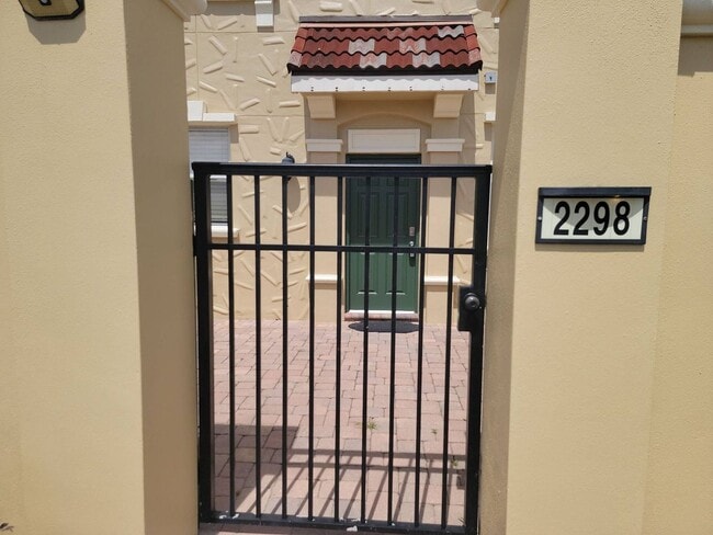 Building Photo - 4/2.5 TOWNHOME VILLA in Waterstone-Davenpo...