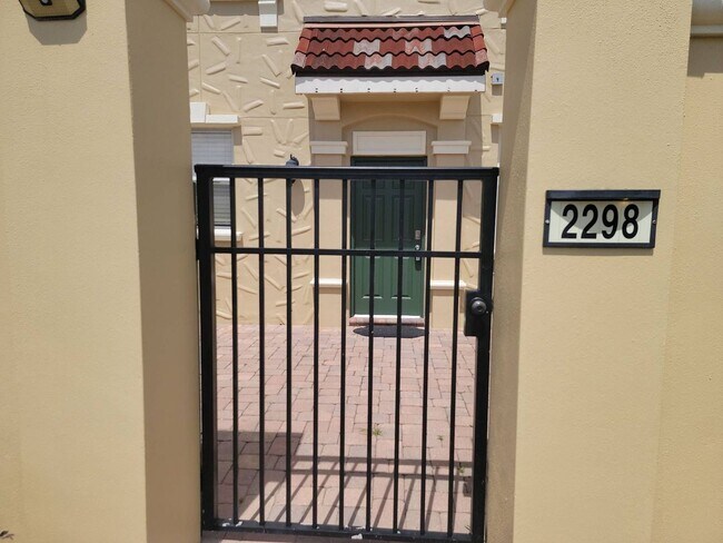 Building Photo - 4/3.5 TOWNHOME VILLA in Waterstone-Davenpo...