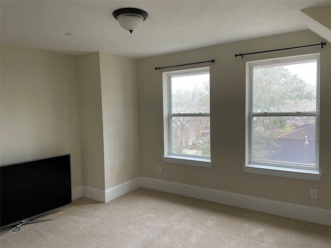 Building Photo - 5105 Maple St