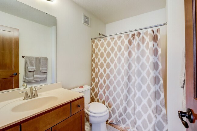Building Photo - Grand 5 bed 4.5 bath Maple Grove Home w/ 3...