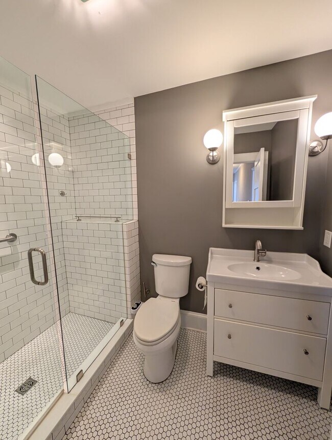 Building Photo - West Asheville Cottage-Long Term Rental