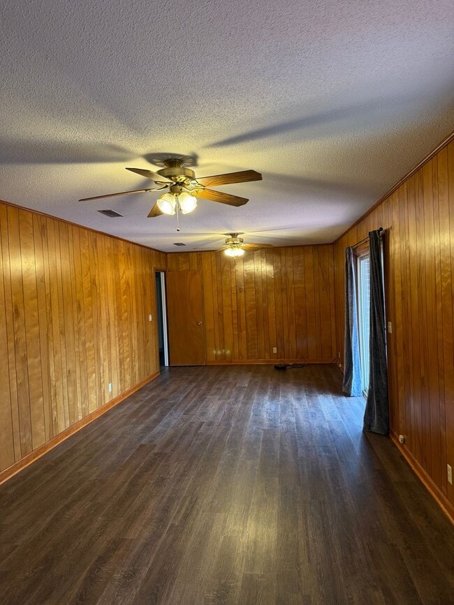 Building Photo - 102 Victoria Dr