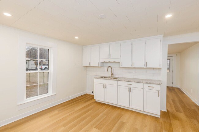 Building Photo - 2 Bedroom Charmer in heart of Columbiana