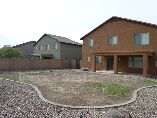 Building Photo - 2677 N Hawthorn Dr