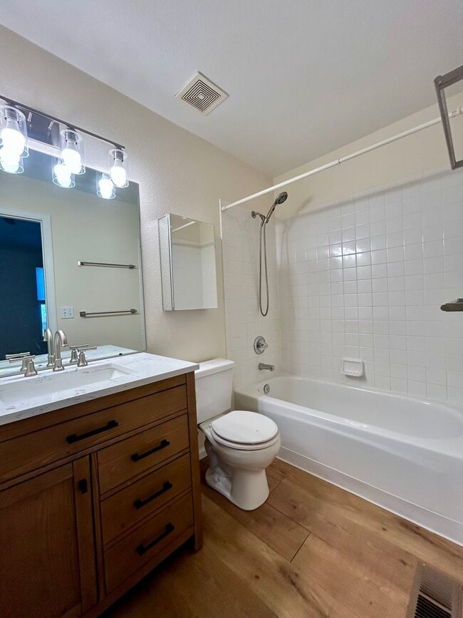 Building Photo - Sunny & Spacious 2-Bedroom Townhome