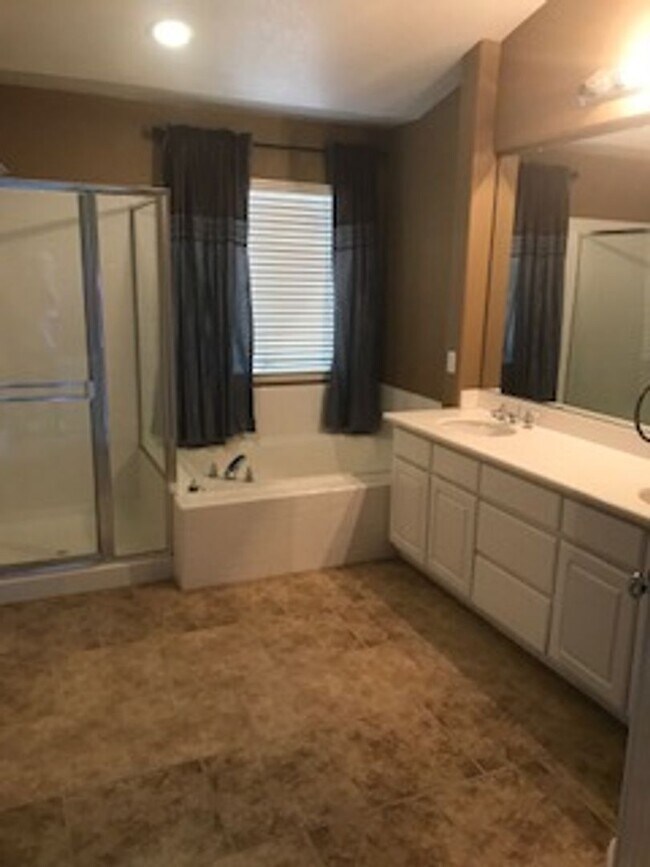 Building Photo - Lovely 4 bed 3+ bath