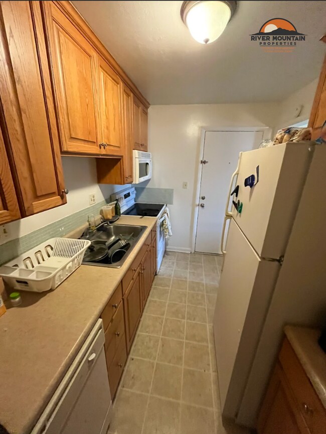 Building Photo - Updated Apartment Near Downtown – Prime Location!