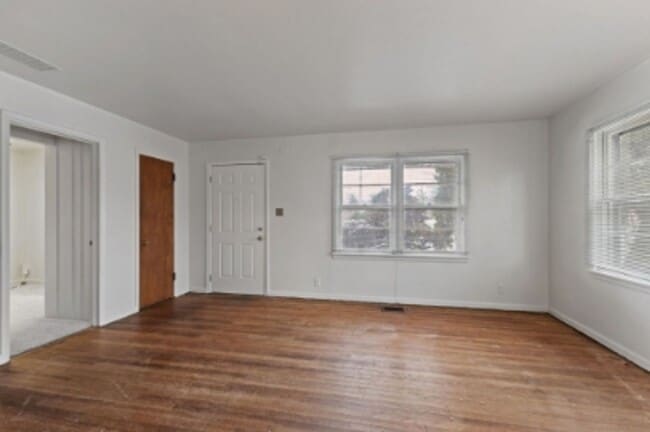 Building Photo - 1950's Charming 3 Bed Available Now!!