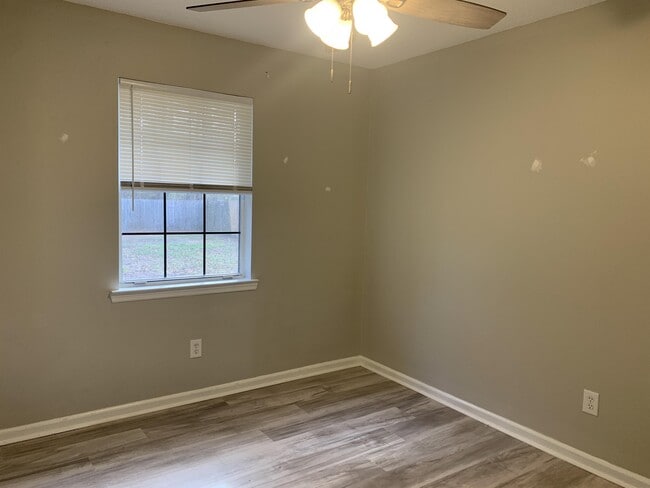 Building Photo - 805 Hidden Hollow Cir
