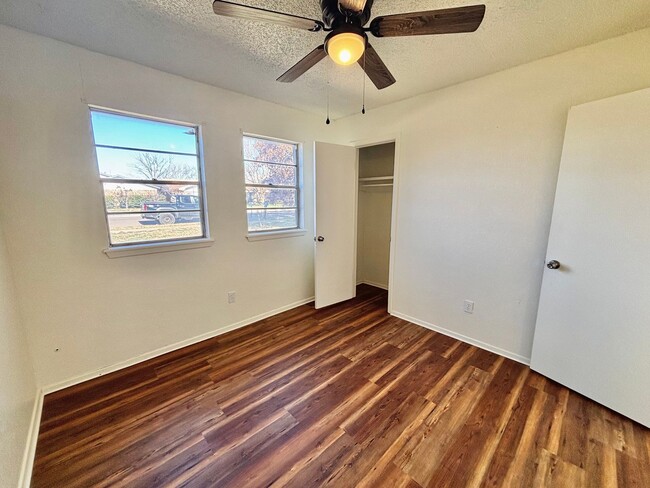 Building Photo - Freshly Remodeled 3 Bedroom 2 Bathroom Hom...