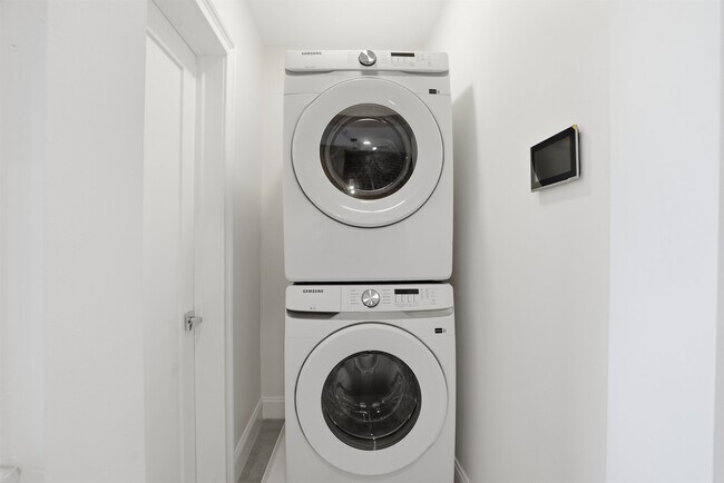 Building Photo - 233 1/2 Summit Ave