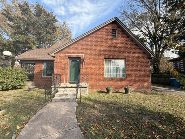 Primary Photo - 411 S Jackson Ave