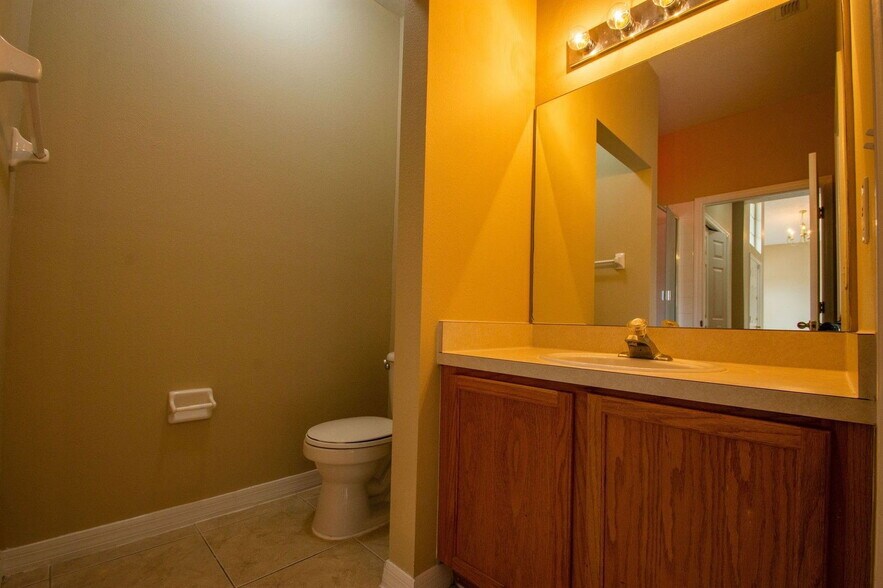 Building Photo - 421 Lockbreeze Dr