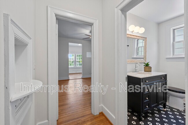 Building Photo - 2529 Ashwood Ave