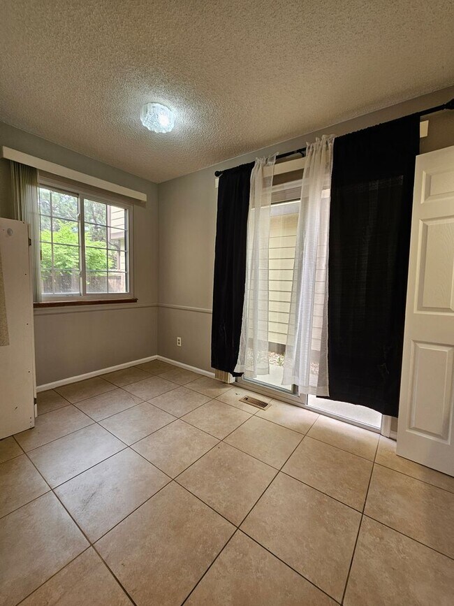 Building Photo - Aurora Highlands 3 Bed 2 1/2 Bath House w/...